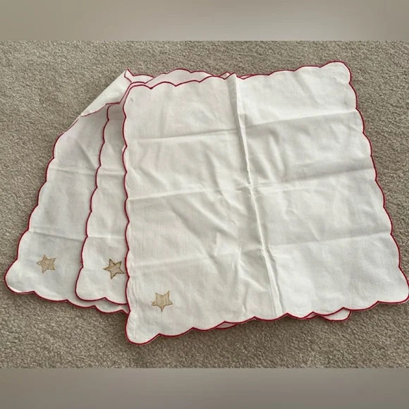 Vintage Embroidered Christmas Tablecloth with Matching Napkins. - Picture 3 of 11